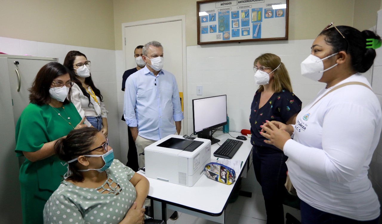 prefeito conversa com uma médica num consultório